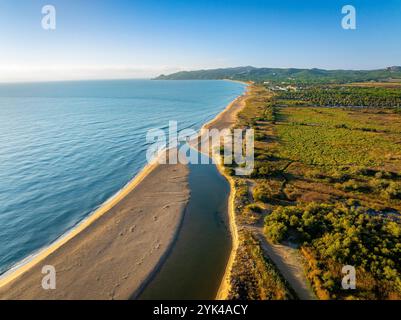 Aus der Vogelperspektive auf die Gola del Ter, die Mündung des Flusses Ter an einem Strand an der Costa Brava in der Empordà (Baix Empordà, Girona, Katalonien Spanien) Stockfoto