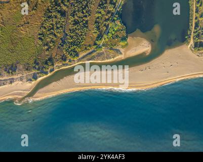 Aus der Vogelperspektive auf die Gola del Ter, die Mündung des Flusses Ter an einem Strand an der Costa Brava in der Empordà (Baix Empordà, Girona, Katalonien Spanien) Stockfoto