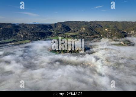 Aus der Vogelperspektive der Plana de Vic, die morgens im Nebel bedeckt ist, in der Gegend von Tona (Osona, Barcelona, ​​Catalonia, Spanien) Stockfoto