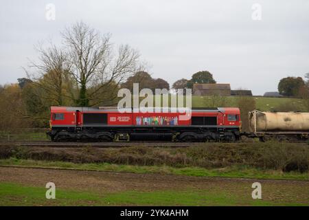 Diesellokomotive DB-Baureihe 66 Nr. 66113 in „Delivering for Our Key Worker“-Lackierung, Warwickshire, Großbritannien Stockfoto