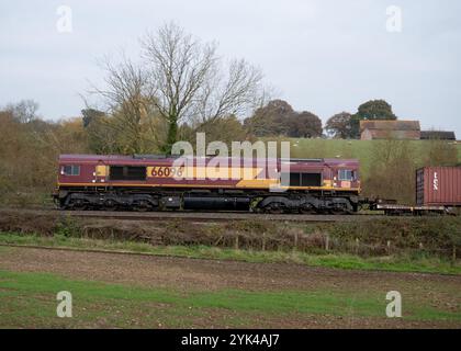 Diesellokomotive DB-Baureihe 66 Nr. 66096 mit freightliner-Zug, Warwickshire, Großbritannien Stockfoto