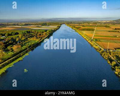 Aus der Vogelperspektive des Flusses Ter bis zum letzten Abschnitt in der Nähe seiner Mündung (Baix Empordà, Girona, Katalonien, Spanien) ESP Vista aérea del Río Ter a su tramo final Stockfoto