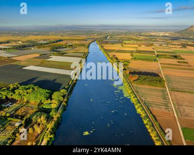 Aus der Vogelperspektive des Flusses Ter bis zum letzten Abschnitt in der Nähe seiner Mündung (Baix Empordà, Girona, Katalonien, Spanien) ESP Vista aérea del Río Ter a su tramo final Stockfoto