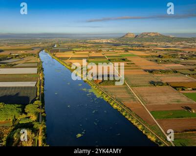 Aus der Vogelperspektive des Flusses Ter bis zum letzten Abschnitt in der Nähe seiner Mündung (Baix Empordà, Girona, Katalonien, Spanien) ESP Vista aérea del Río Ter a su tramo final Stockfoto