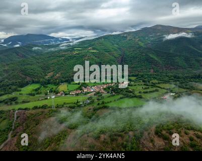 Aus der Vogelperspektive des Dorfes La Pobleta de Bellvei, im Tal des Vall Fosca, zwischen Wolken und Nebel (Pallars Jussà Lleida Catalonia Spanien, Pyrenäen) Stockfoto