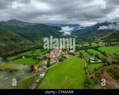 Aus der Vogelperspektive des Dorfes La Pobleta de Bellvei, im Tal des Vall Fosca, zwischen Wolken und Nebel (Pallars Jussà Lleida Catalonia Spanien, Pyrenäen) Stockfoto