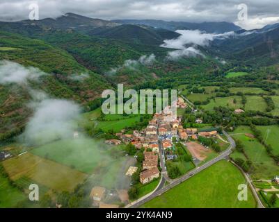 Aus der Vogelperspektive des Dorfes La Pobleta de Bellvei, im Tal des Vall Fosca, zwischen Wolken und Nebel (Pallars Jussà Lleida Catalonia Spanien, Pyrenäen) Stockfoto