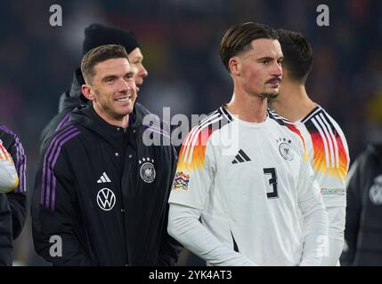 Freiburg, Deutschland. November 2024. Robin Koch, DFB 3 Robin Gosens, DFB 21 feiern nach dem Spiel der UEFA Nations League 2024 DEUTSCHLAND - BOSNIEN HERZEGOWINA 7-0 in der Saison 2024/2025 am 16. November 2024 in Freiburg. Fotograf: ddp Images/STAR-Images Credit: ddp Media GmbH/Alamy Live News Stockfoto