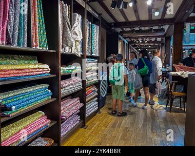 London, England, Gruppeneinkäufe im Inneren, Old Shop, 'Liberty', traditionelles englisches Kaufhaus, Seidenstoffe im Display Stockfoto