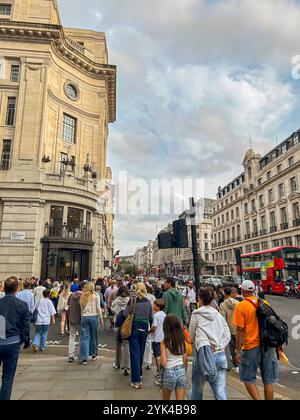London, England, Straßenszene, große Menschenmengen, Spaziergänge, Einkaufsmöglichkeiten, Ladenfront, Regent Street, alte Straße Stockfoto