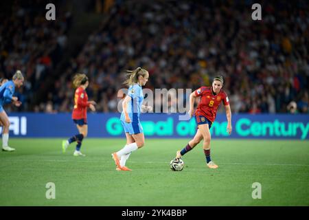 Im Finale der FIFA Frauen-Weltmeisterschaft 2023 tritt die Engländerin Georgia Stanway (links) gegen die Spanierin Mariona Caldentey (rechts) an Stockfoto