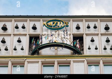 4711 traditionelles deutsches Eau de Cologne. 4711 Flagship Store mit historischem Carillon in der Glockengasse 4 in Köln. Stockfoto