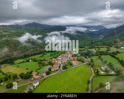 Aus der Vogelperspektive des Dorfes La Pobleta de Bellvei, im Tal des Vall Fosca, zwischen Wolken und Nebel (Pallars Jussà Lleida Catalonia Spanien, Pyrenäen) Stockfoto