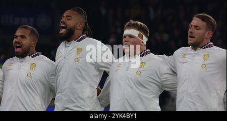 London, Großbritannien. November 2024. L-R Englands Ollie Lawrence (Bath Rugby) Englands Chandler Cunningham South (Harlequins) Englands Fin Baxter (Harlequins) und Englands Jack van Poortvliet singen die Nationalhymne während des Autumn International Rugby zwischen England gegen das South Africaat Allianz Stadium, Twickenham, London am 16. November 2024 Stockfoto