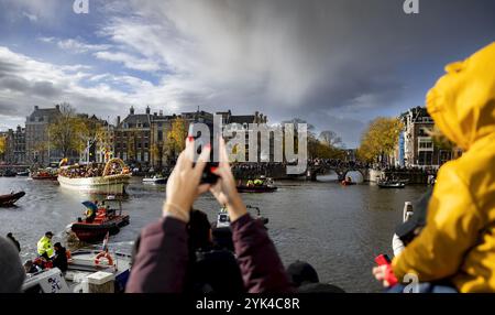 AMSTERDAM - Sinterklaas segelt in Begleitung seiner Helfer durch die Kanäle von Amsterdam. Besucher stehen am Kai, um einen Blick auf die sint zu werfen. ANP RAMON VAN FLYMEN niederlande aus - belgien aus Stockfoto