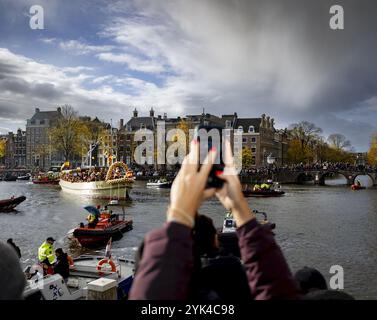 AMSTERDAM - Sinterklaas segelt in Begleitung seiner Helfer durch die Kanäle von Amsterdam. Besucher stehen am Kai, um einen Blick auf die sint zu werfen. ANP RAMON VAN FLYMEN niederlande aus - belgien aus Stockfoto