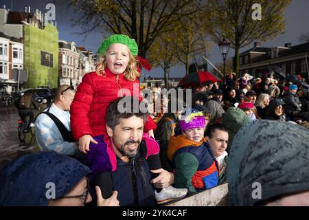 AMSTERDAM - Sinterklaas segelt in Begleitung seiner Helfer durch die Kanäle von Amsterdam. Besucher stehen am Kai, um einen Blick auf die sint zu werfen. ANP RAMON VAN FLYMEN niederlande aus - belgien aus Stockfoto