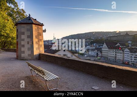 Aussichtspunkt Lindenhof mit Blick auf das Viertel Niederdorf, Zürich, Schweiz Stockfoto