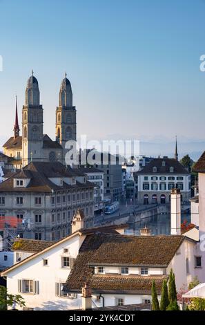 Großmunster und Limmat vom Aussichtspunkt Lindenhof, Zürich, Schweiz Stockfoto