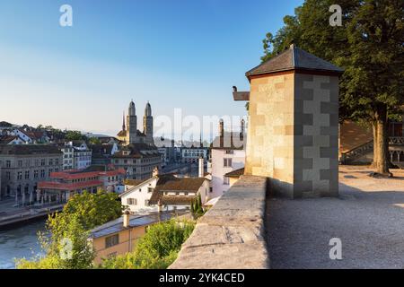 Großmunster und Limmat vom Aussichtspunkt Lindenhof, Zürich, Schweiz Stockfoto