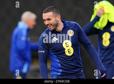 John McGinn aus Schottland während eines Trainings in Lesser Hampden, Glasgow. Bilddatum: Sonntag, 17. November 2024. Stockfoto