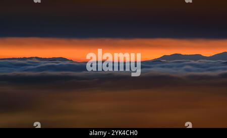 Blick auf die Plana de Vic von der Eremitage von Sant Sebastià (Vic) bei Sonnenaufgang mit Nebel (Osona, Barcelona, ​​Catalonia, Spanien) Stockfoto