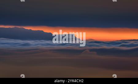 Blick auf die Plana de Vic von der Eremitage von Sant Sebastià (Vic) bei Sonnenaufgang mit Nebel (Osona, Barcelona, ​​Catalonia, Spanien) Stockfoto