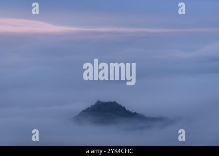 Blick auf die Plana de Vic von der Eremitage von Sant Sebastià (Vic) bei Sonnenaufgang mit Nebel (Osona, Barcelona, ​​Catalonia, Spanien) Stockfoto