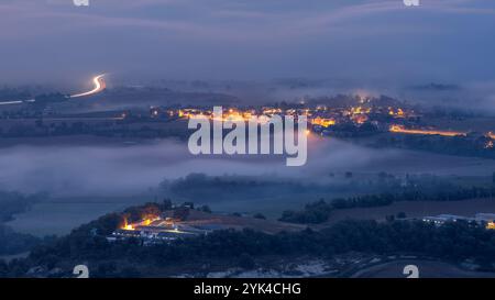 Blick auf die Plana de Vic von der Eremitage von Sant Sebastià (Vic) bei Sonnenaufgang mit Nebel (Osona, Barcelona, ​​Catalonia, Spanien) Stockfoto