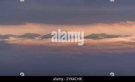 Blick auf die Plana de Vic von der Eremitage von Sant Sebastià (Vic) bei Sonnenaufgang mit Nebel (Osona, Barcelona, ​​Catalonia, Spanien) Stockfoto