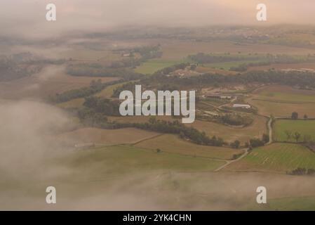 Blick auf die Plana de Vic von der Eremitage von Sant Sebastià (Vic) bei Sonnenaufgang mit Nebel (Osona, Barcelona, ​​Catalonia, Spanien) Stockfoto