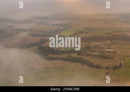 Blick auf die Plana de Vic von der Eremitage von Sant Sebastià (Vic) bei Sonnenaufgang mit Nebel (Osona, Barcelona, ​​Catalonia, Spanien) Stockfoto