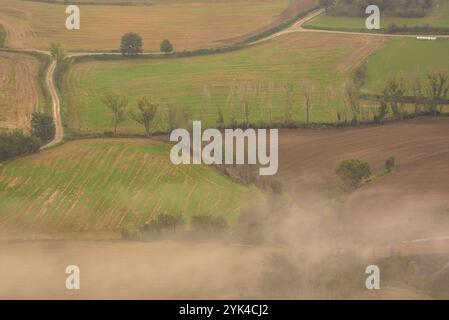 Blick auf die Plana de Vic von der Eremitage von Sant Sebastià (Vic) bei Sonnenaufgang mit Nebel (Osona, Barcelona, ​​Catalonia, Spanien) Stockfoto