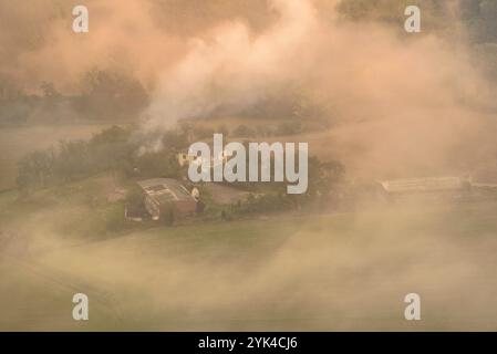 Blick auf die Plana de Vic von der Eremitage von Sant Sebastià (Vic) bei Sonnenaufgang mit Nebel (Osona, Barcelona, ​​Catalonia, Spanien) Stockfoto