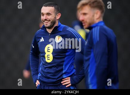 John McGinn aus Schottland während eines Trainings in Lesser Hampden, Glasgow. Bilddatum: Sonntag, 17. November 2024. Stockfoto