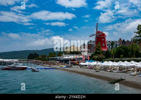 Touristen genießen die Strände des türkischen Kurorts Antalya. Antalya ist die größte türkische Stadt an der Mittelmeerküste und an der türkischen Riviera und liegt an der Südwestküste der türkischen Region Anatolien. Antalya ist nicht nur ein beliebtes Touristenziel, sondern auch eine Stadt voller Geschichte seit ihrer Gründung um 150 v. Chr Stockfoto