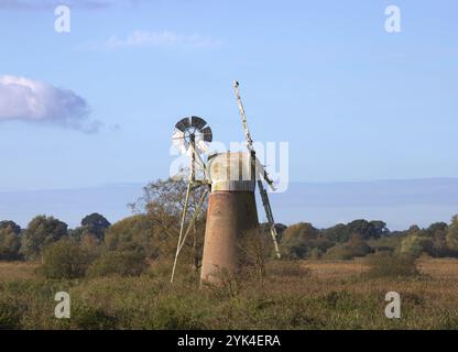 Blick auf die Turf Fen Drainage Mill am Fluss Ant auf den Norfolk Broads von How Hill, Ludham, Norfolk, England, Großbritannien. Stockfoto