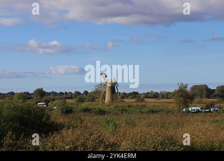 Ein Blick auf Schilfbeete und Sümpfe am Fluss Ant mit Turf Fen Mill auf den Norfolk Broads von How Hill, Ludham, Norfolk, England, Großbritannien. Stockfoto