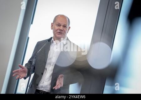 17. November 2024, Schönefeld: Bundeskanzler Olaf Scholz gibt vor dem Abflug zum G20-Gipfel in Rio de Janeiro eine Pressemitteilung in der militärischen Sektion des Flughafens BER Berlin-Brandeburg ab. Foto: Kay Nietfeld/dpa Stockfoto