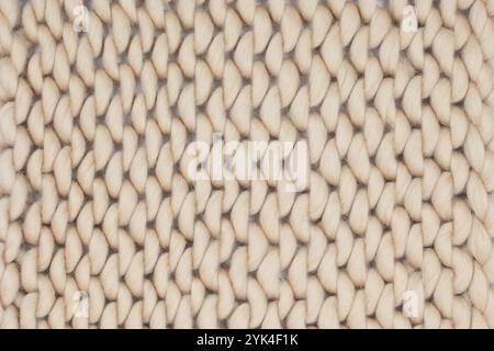 Nahaufnahme der hellbraunen, klobigen Wolltextur – perfekt für gemütliche Wohnkultur, Strickprojekte, Bastelideen und lebendige handgefertigte Textil-Inspi Stockfoto