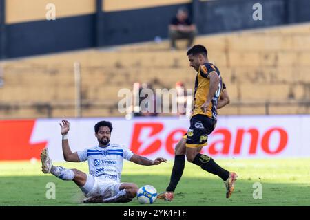 Bryan Borges Mascarenhas aus Paysandu versuchte, Geovane aus Novorizontino während des Campeonato Brasileiro Serie B Fußballspiels zwischen Novorizontino und Paysandu als Teil der Brasileirao Serie B 2024 im Doutor Jorge Ismael de Biasi Stadium 'Jorjão' am 16. November 2024 in Novo Horizonte, Brasilien, zu bekämpfen. (Ranier Moura/SPP) Stockfoto