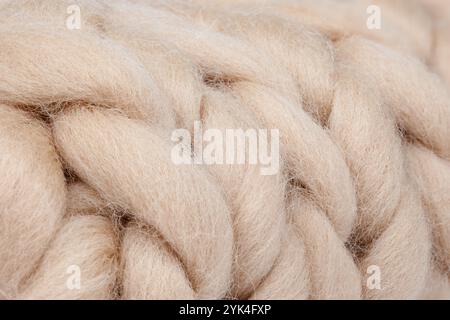 Nahaufnahme der hellbraunen, klobigen Wolltextur – perfekt für gemütliche Wohnkultur, Strickprojekte, Bastelideen und lebendige handgefertigte Textil-Inspi Stockfoto