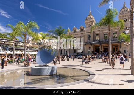 Monte Carlo Casino mit Sky Mirror Wasserspiel von Anish Kapoor im Place du Casino, Monte Carlo, Monaco, Südfrankreich, französische Riviera, Europa Stockfoto