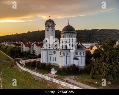 Die Heilige Dreifaltigkeit, orthodoxe Kirche in Sighisoara bei Sonnenuntergang. Drohnenansicht Stockfoto