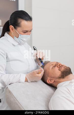 Alopezie. Mann Haarausfall verbessern Wachstum Behandlung Regeneration Dermapen Mikroneedling Vitamin Exosomen Plasma Spritzenspritzen Injektionen. Trichologe Kosmetologe Arzt Kopf-Verfahren fraktionelle Mesotherapie Stockfoto
