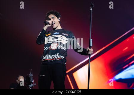 Eboli, Italien. Tananai (Alberto Cotta Ramusino) tritt live im Palasele in Eboli, SA, Italien auf. 15. November 2024 Credit: Andrea Guli/Alamy Live News Stockfoto
