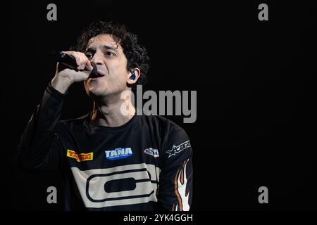 Eboli, Italien. Tananai (Alberto Cotta Ramusino) tritt live im Palasele in Eboli, SA, Italien auf. 15. November 2024 Credit: Andrea Guli/Alamy Live News Stockfoto