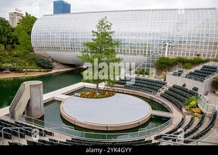 Oklahoma City, Oklahoma - die Wasserbühne und das inasmuch Foundation Crystal Bridge Conservatory in Myriad Botanical Gardens. Stockfoto