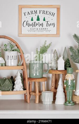 Schönes Bauernhaus oder Boho-Stil Weihnachtsdekoration mit trendigen weißen und mintgrünen Farben Stockfoto