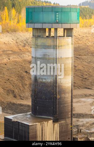 Talsperre Lichtenberg Talsperre Lichtenberg, für die anstehende Sanierung hat die Landestalsperrenverwaltung Sachsen rund 8 Millionen Kubikmeter Wasser abgelassen. Staumauer mit Wasserentnahmeturm mit Hochwasserüberlauf. Lichtenberg/Erzgebirge Sachsen Deutschland *** Lichtenberg Dam Lichtenberg Dam, das sächsische Landesdamm hat rund 8 Millionen Kubikmeter Wasser für die bevorstehende Sanierung der Staumauer mit Wasserentnahmeturm mit Hochwasserüberlauf Lichtenberg Erzgebirge Sachsen Deutschland entwässert Stockfoto